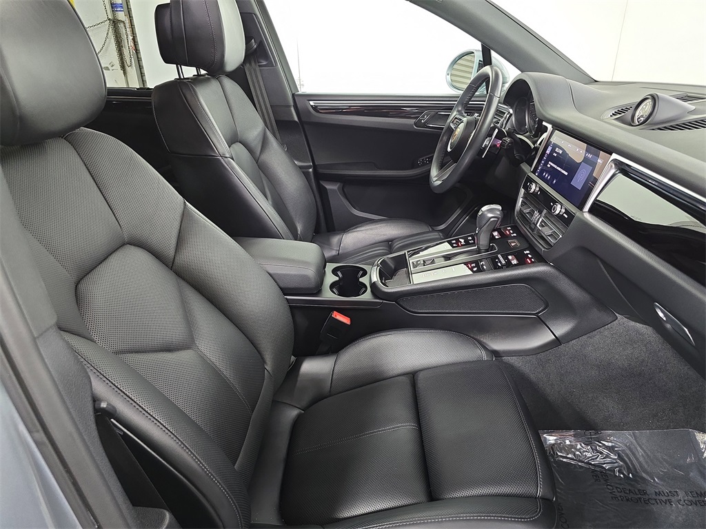2024 Porsche Macan T photo 24