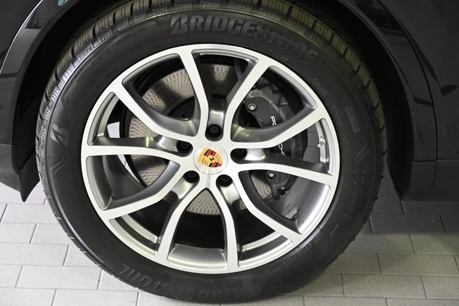 2024 Porsche Cayenne Base photo 4