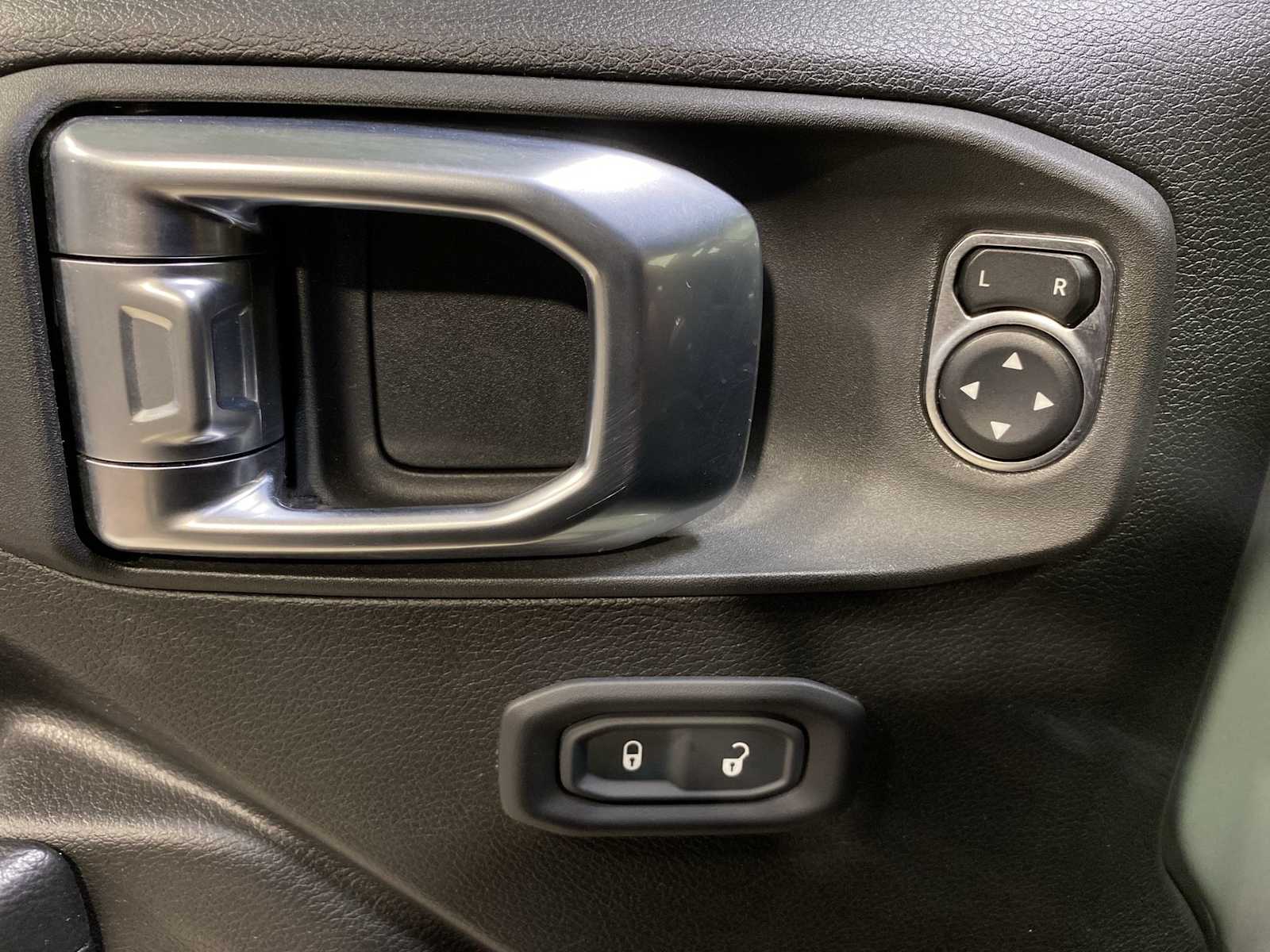 2023 Jeep Wrangler Rubicon photo 21