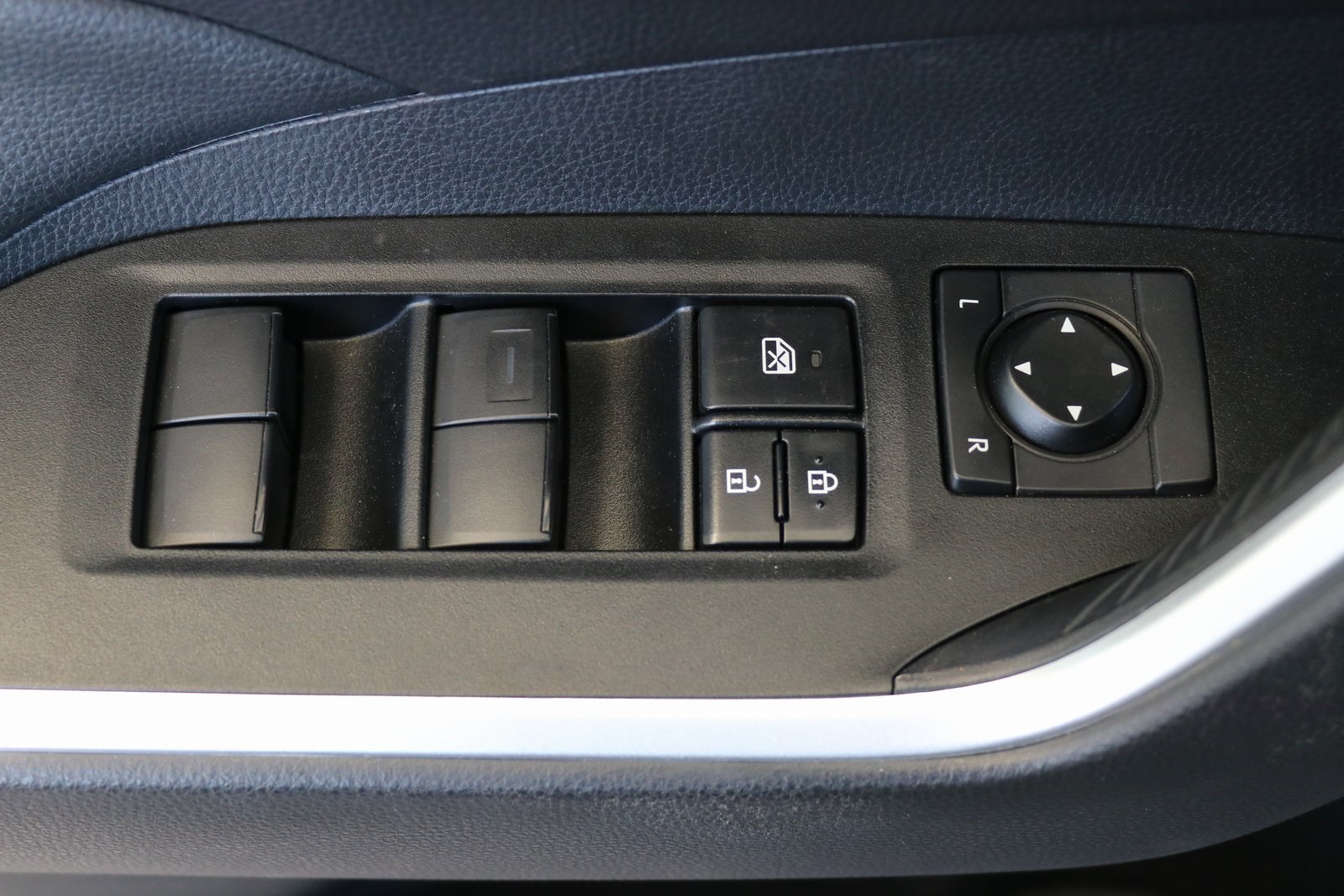 2020 Toyota RAV4 LE photo 13