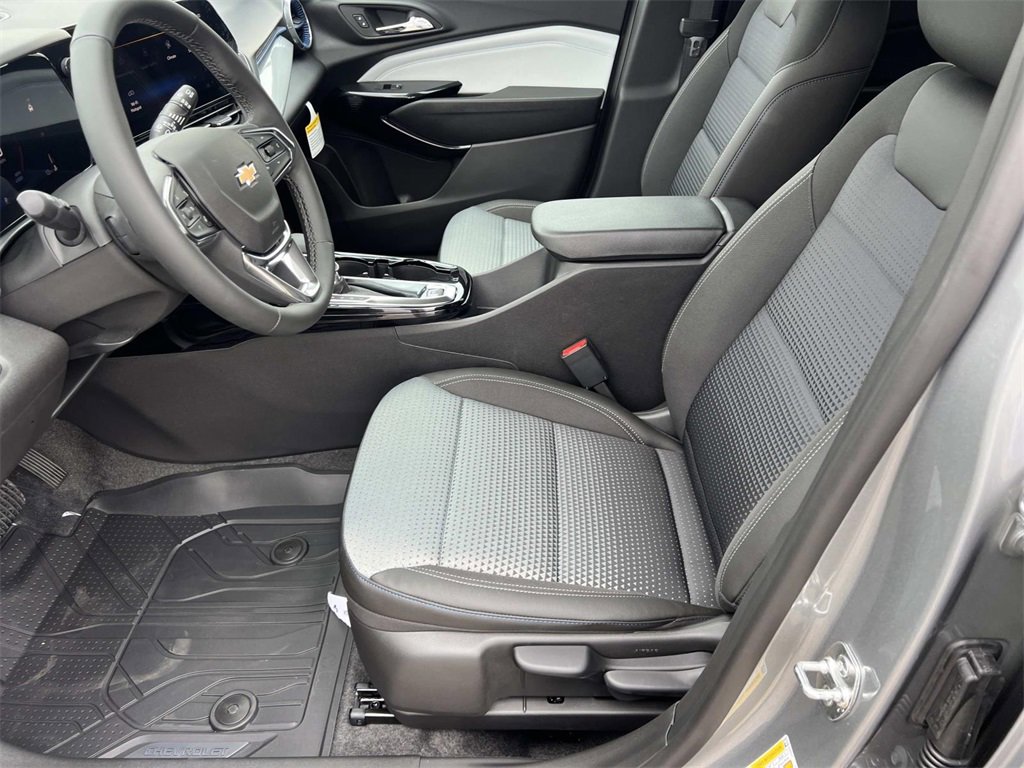 2025 Chevrolet Trax LT photo 8