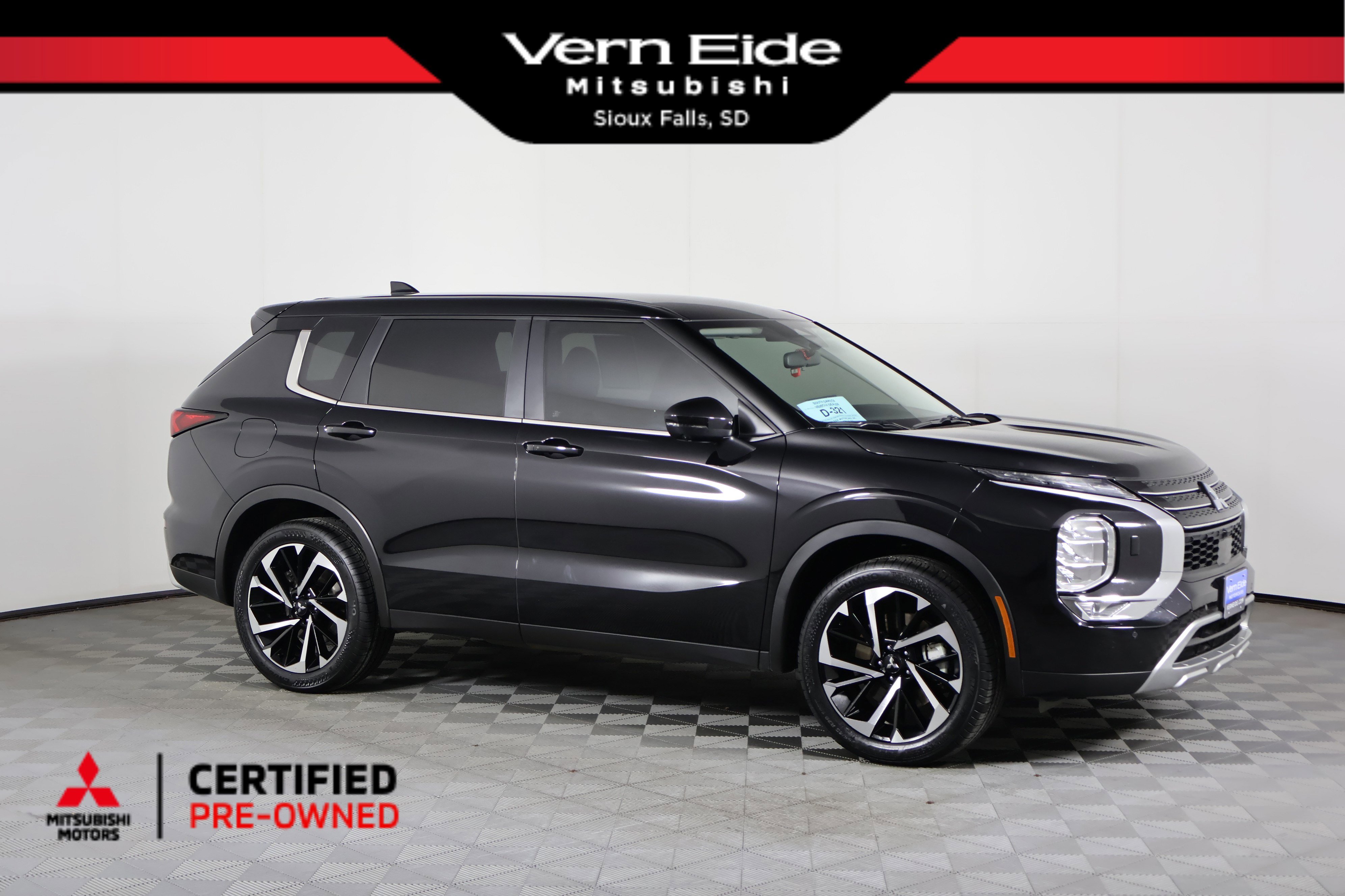 2024 Mitsubishi Outlander SE's photo