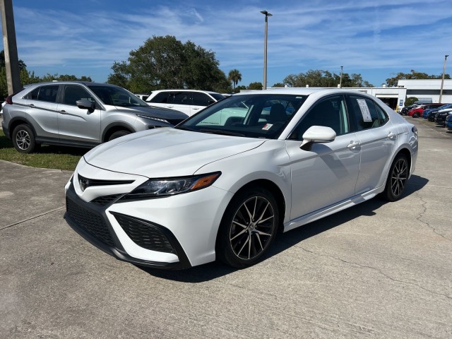 2023 Toyota Camry SE's photo