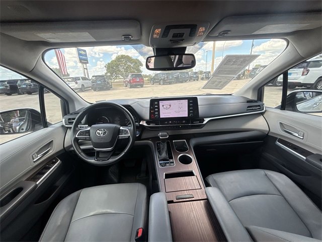 2023 Toyota Sienna XLE photo 2