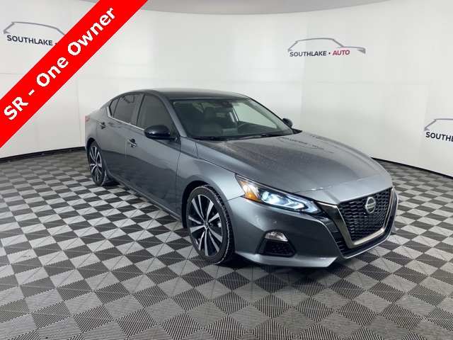 2022 Nissan Altima SR's photo