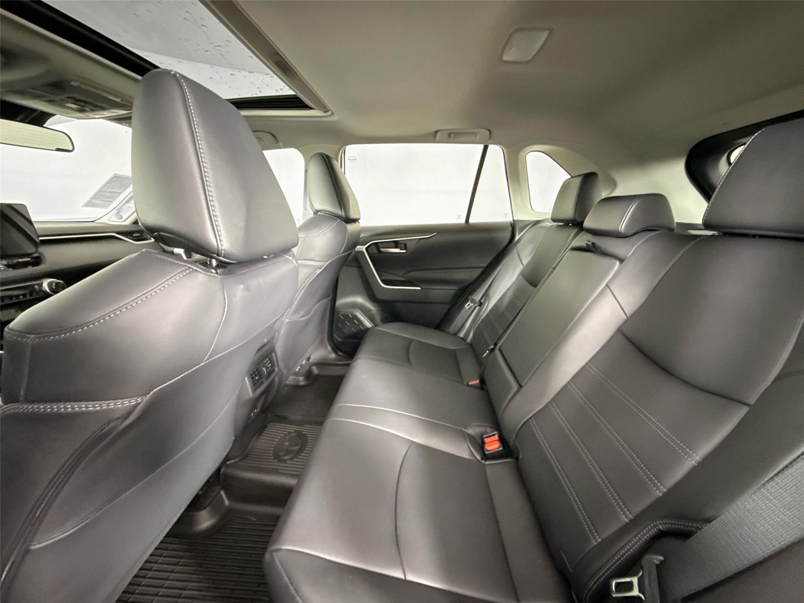2025 Toyota RAV4 Hybrid XLE Premium photo 31
