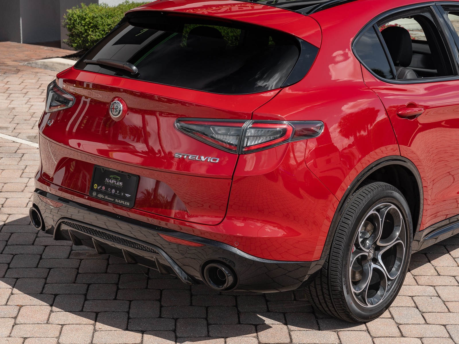 2024 Alfa Romeo Stelvio photo 5