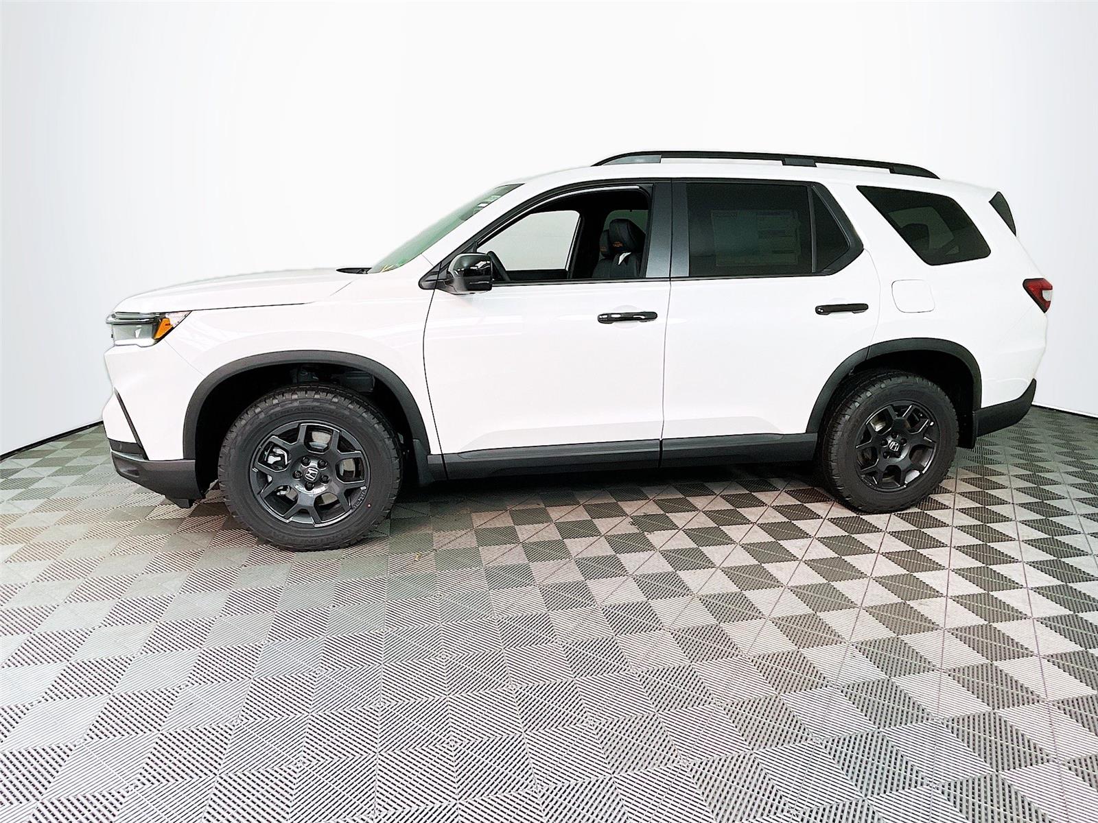 2025 Honda Pilot TrailSport photo 2