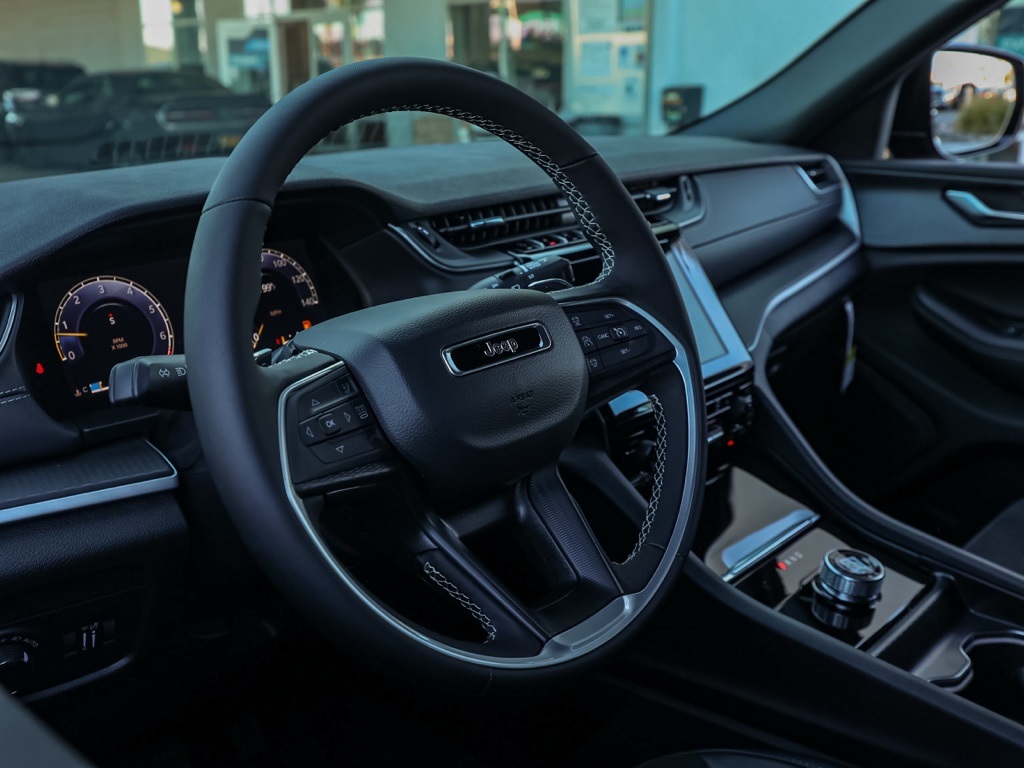 New 2025 Velvet Red Pearl-Coat Exterior Paint Jeep Altitude X image 13