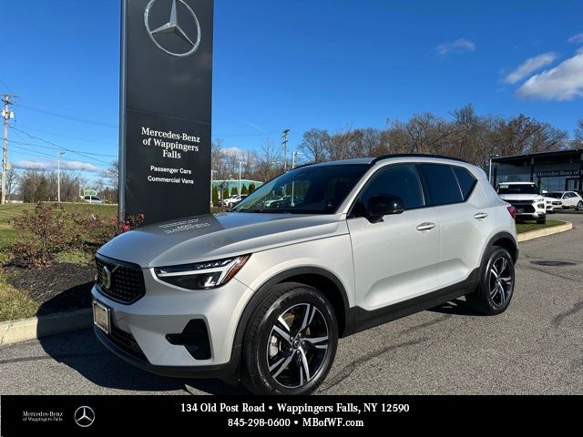 2024 Volvo XC40 Core's photo