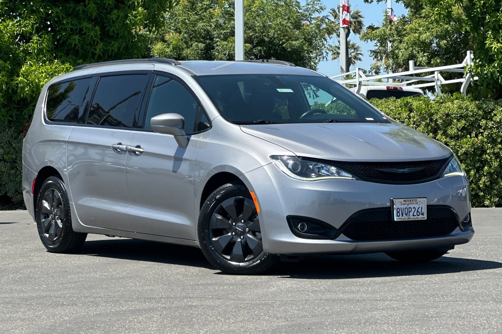 2020 Chrysler Pacifica Hybrid Touring L photo 2
