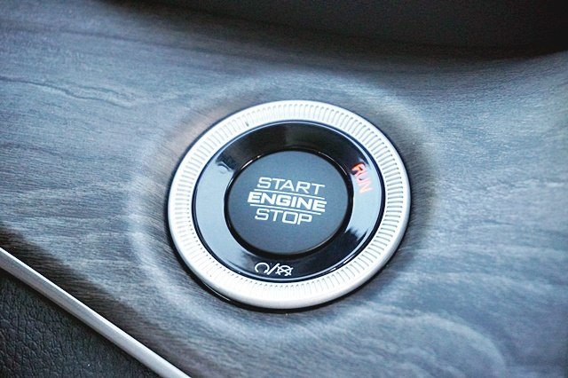 New 2023 Silver Zynith Exterior Paint Jeep Limited image 35