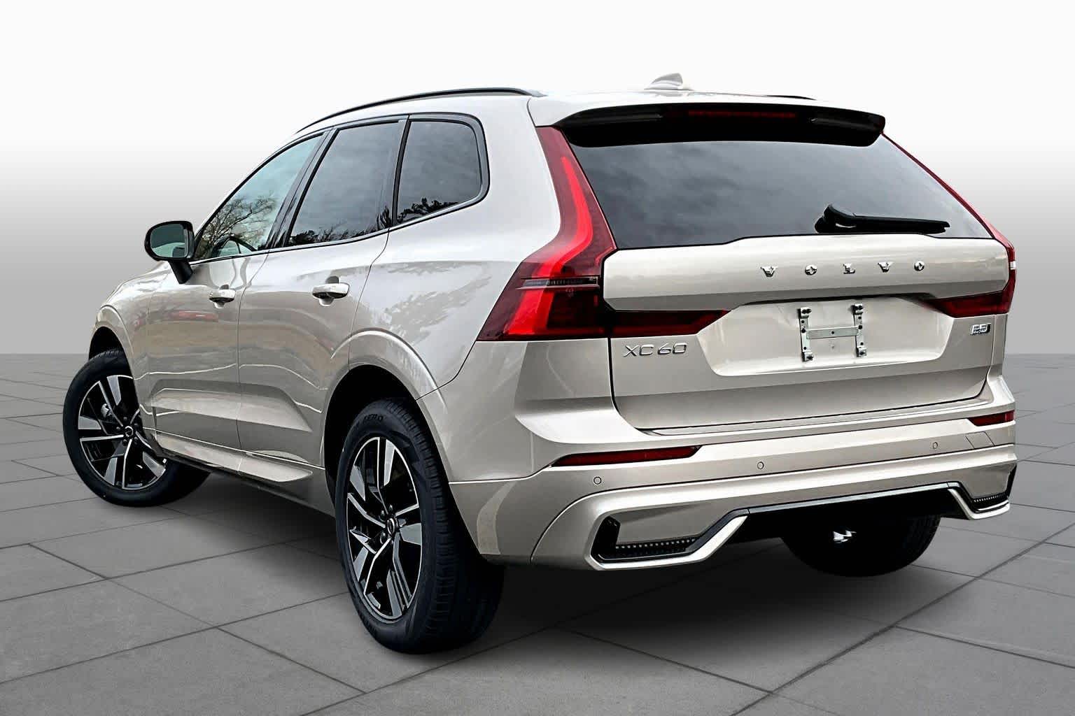 2026 Volvo XC60 B5 Core photo 3