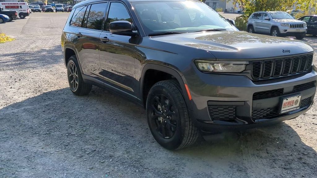 2025 Jeep Grand Cherokee Altitude X photo 4
