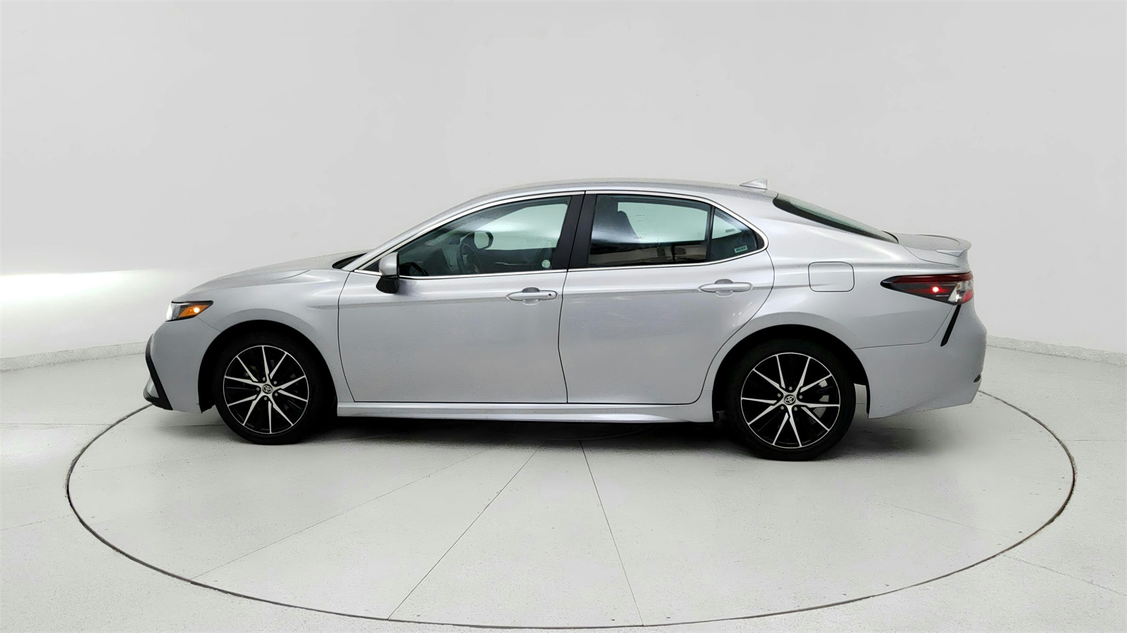 2024 Toyota Camry SE photo 4