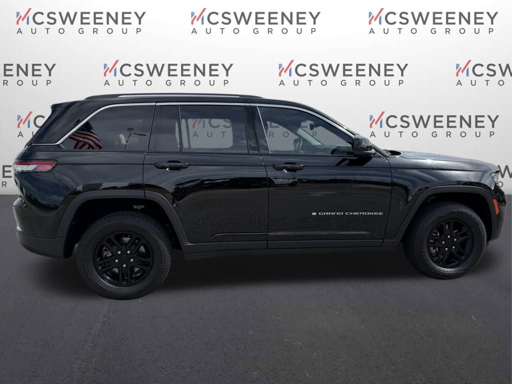2023 Jeep Grand Cherokee Laredo photo 3