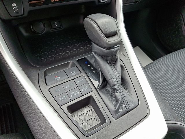2022 Toyota RAV4 LE photo 15