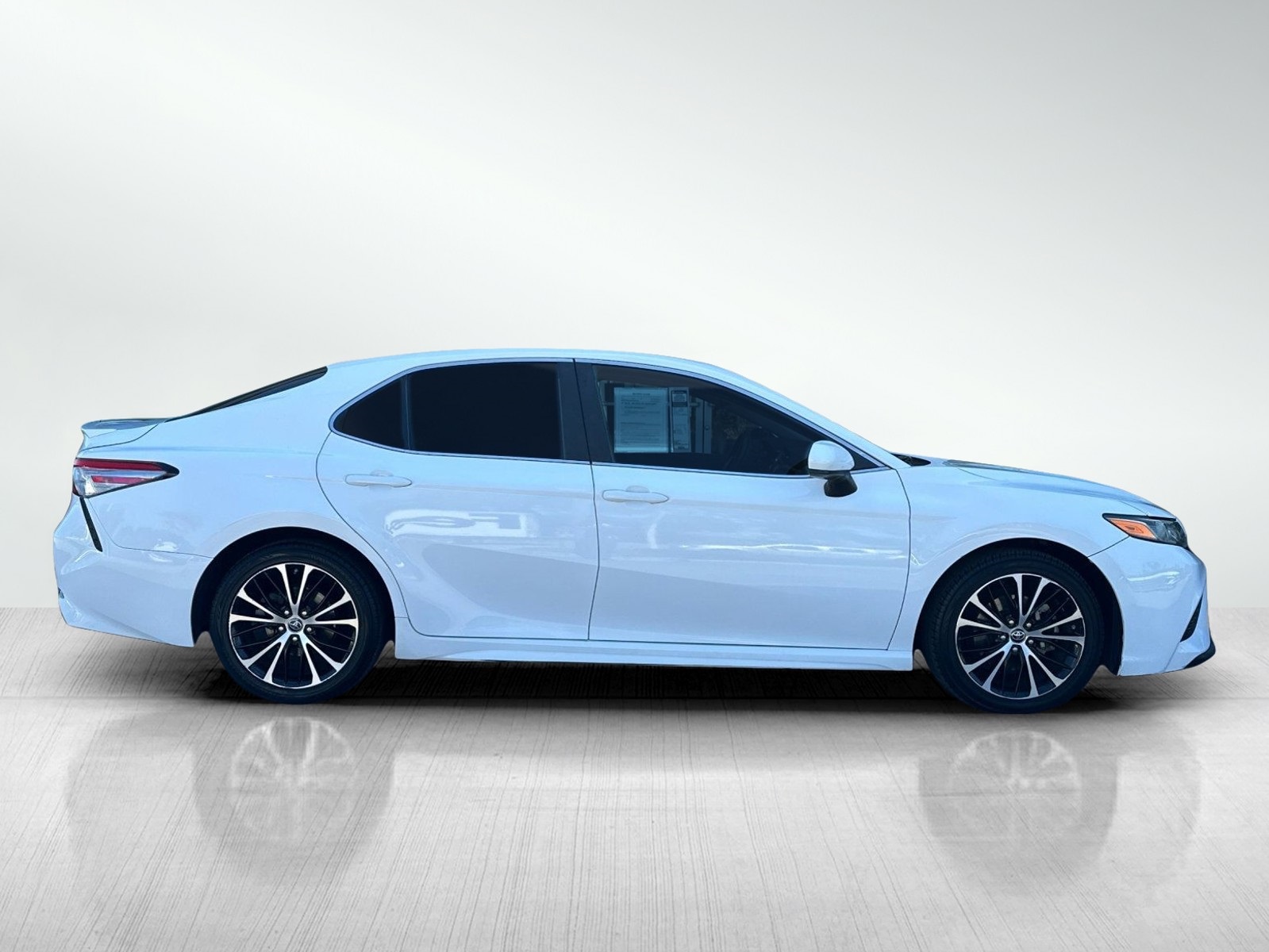 2018 Toyota Camry SE photo 3