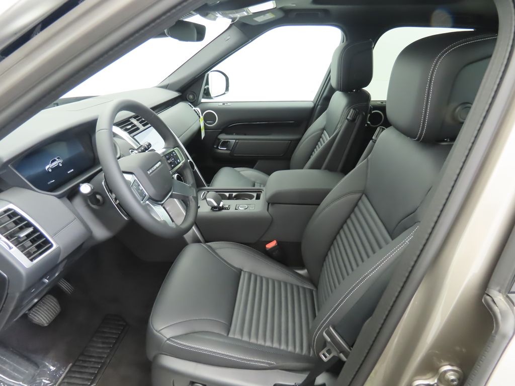 2025 Land Rover Discovery S photo 19