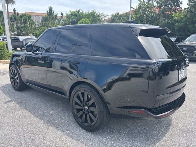 2023 Land Rover Range Rover SE photo 3