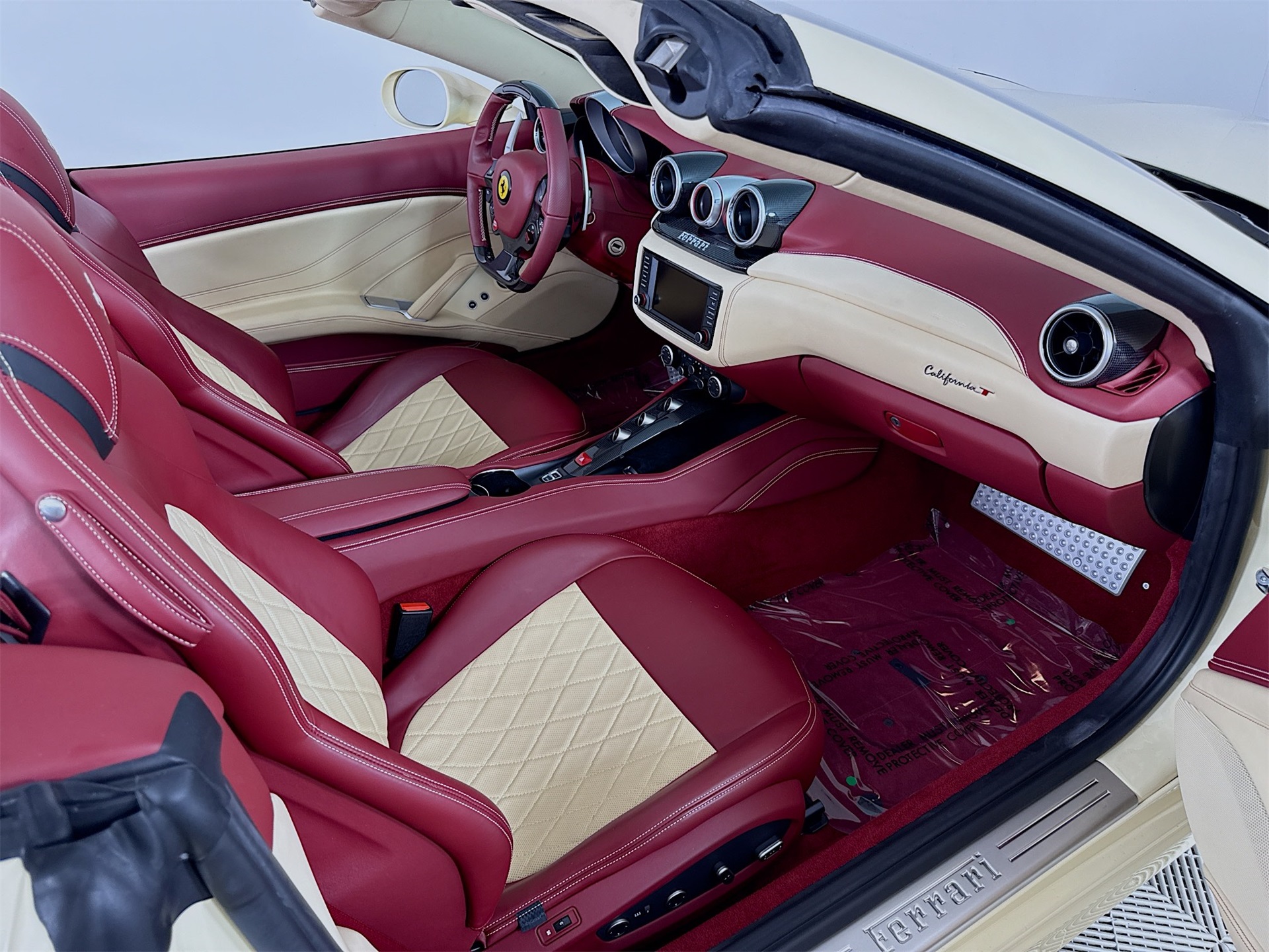 2017 Ferrari California T photo 19