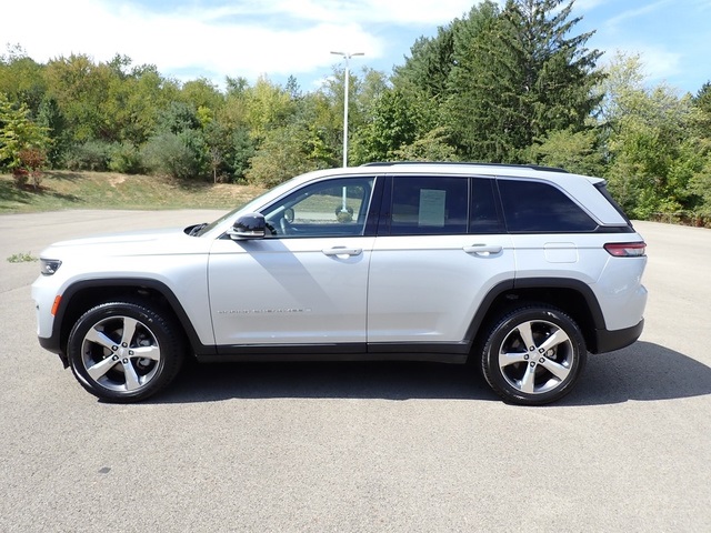 2022 Jeep Grand Cherokee Limited photo 2