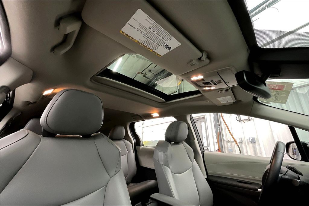 2022 Toyota Sienna XLE photo 20