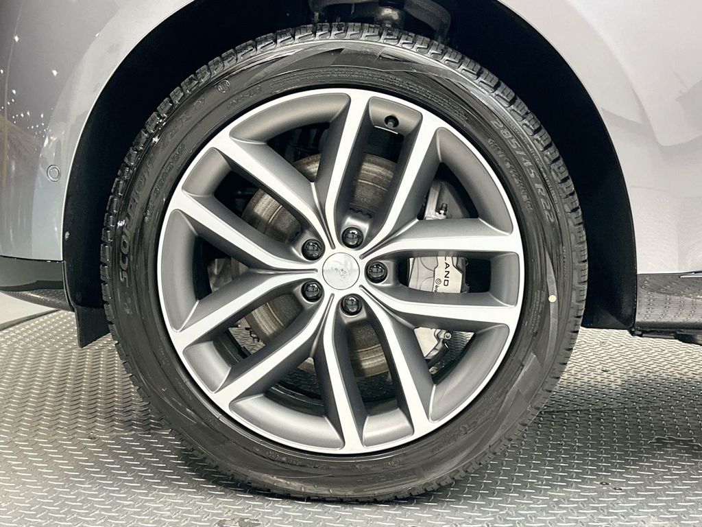 2025 Land Rover Range Rover SE photo 4
