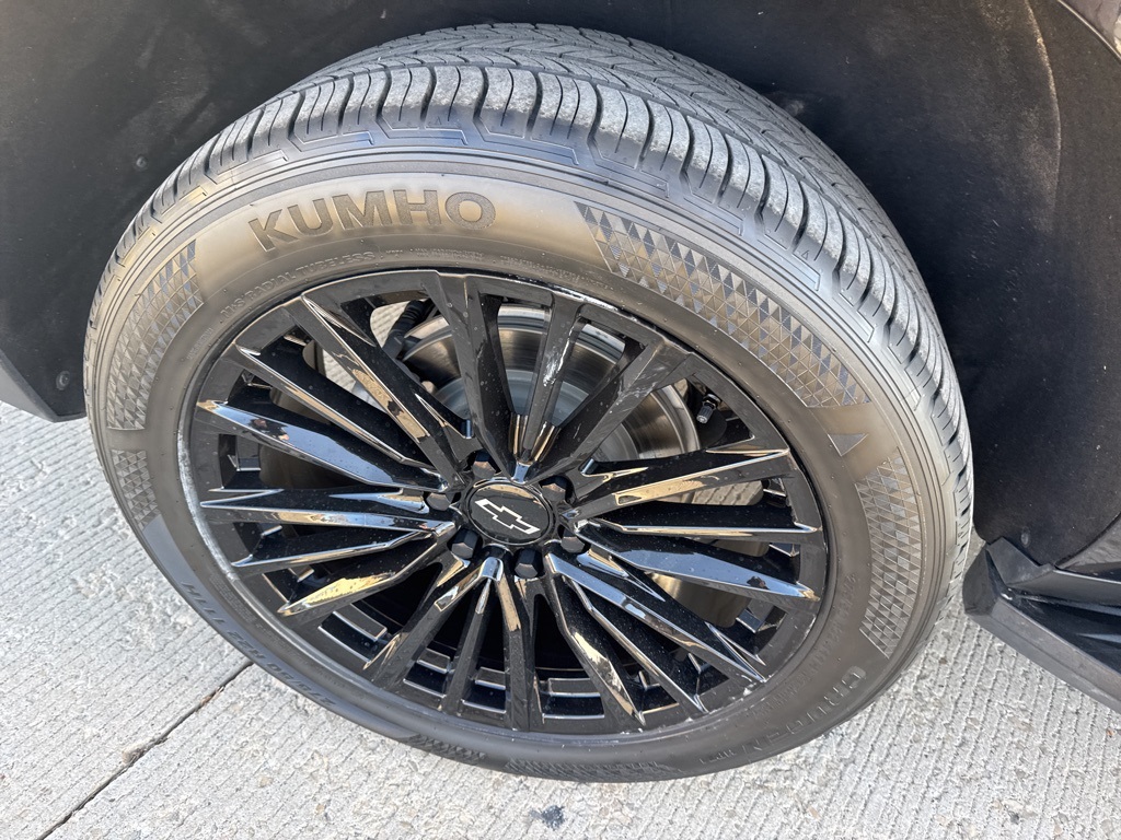 2023 Chevrolet Suburban LT photo 4