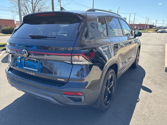 2025 Volkswagen Taos SE photo 4