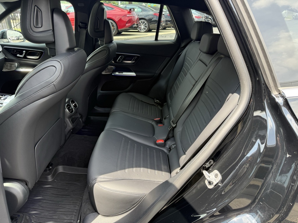 2025 Mercedes Benz GLC 300 4MATIC photo 5