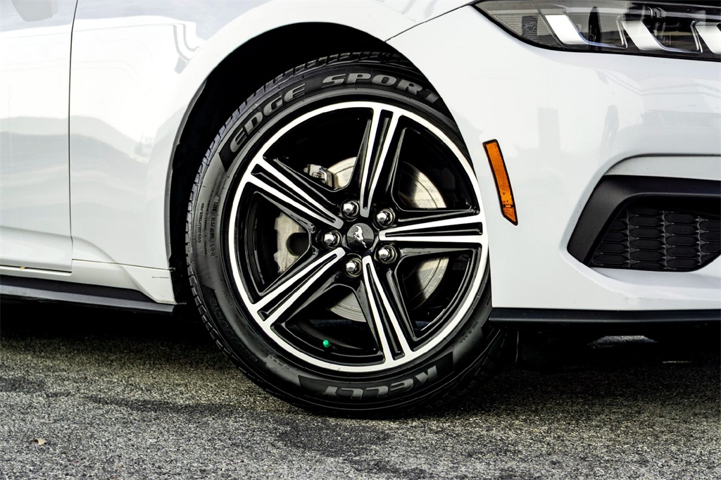 2024 Ford Mustang EcoBoost photo 2