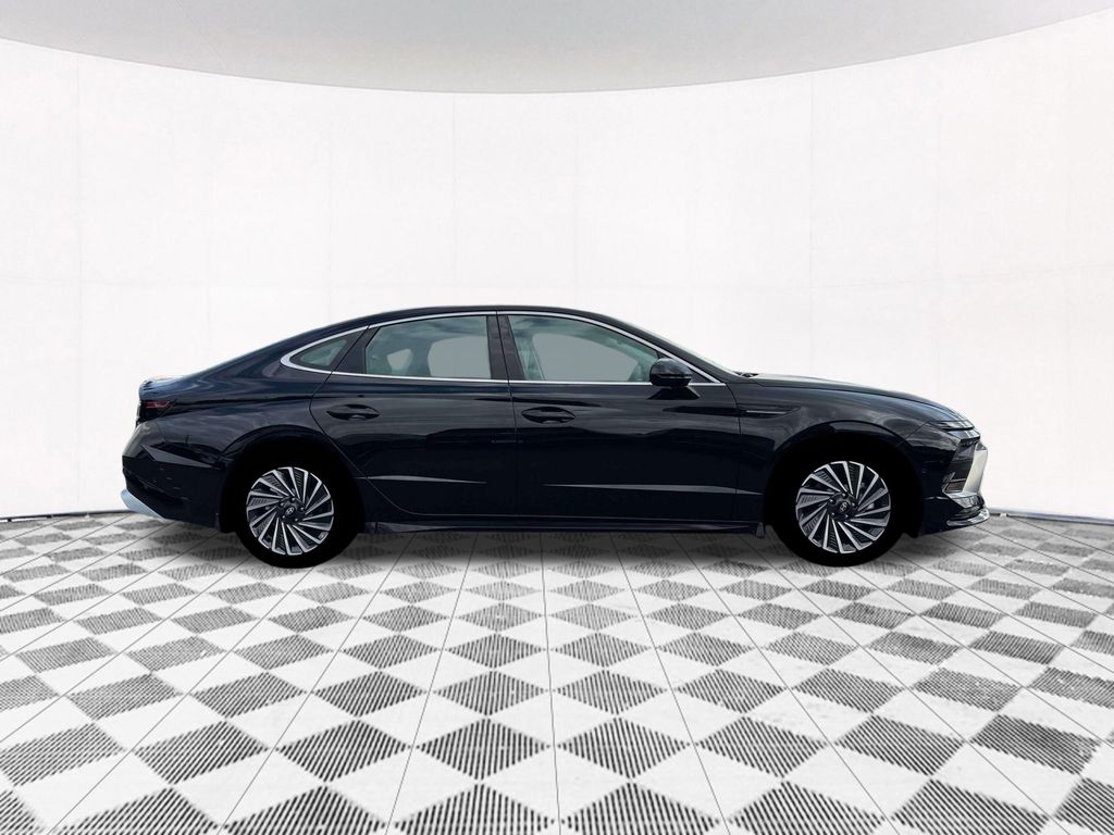 2025 Hyundai Sonata Hybrid Limited photo 2