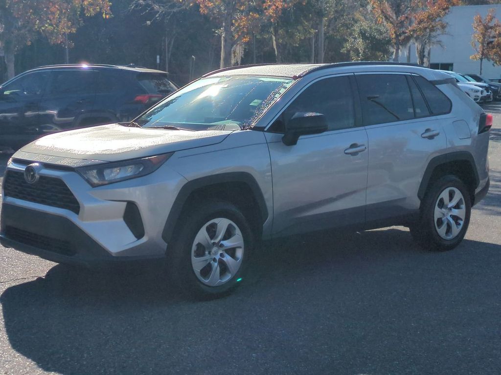 2021 Toyota RAV4 LE's photo