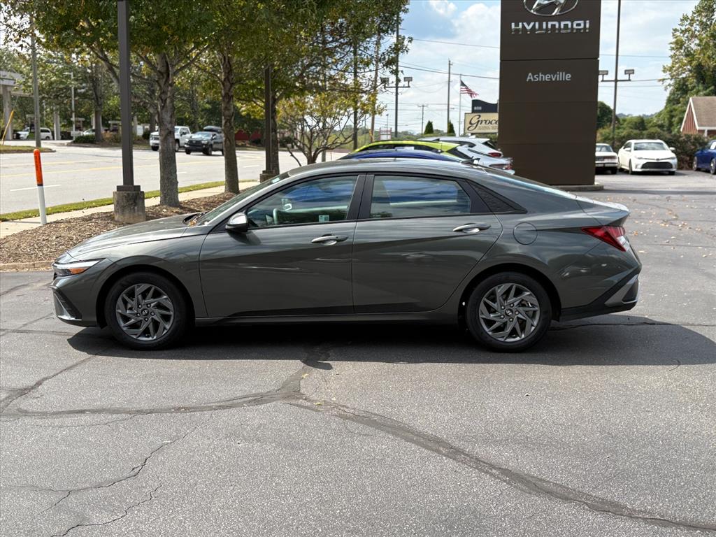 2024 Hyundai Elantra SEL photo 3
