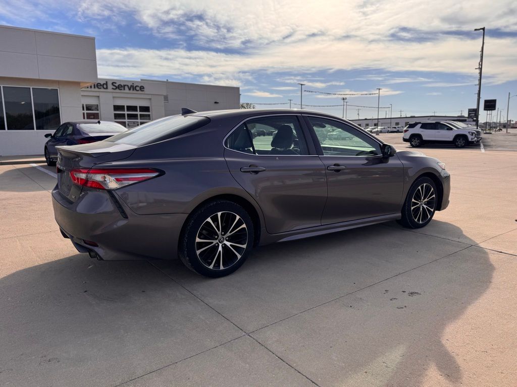 2019 Toyota Camry LE photo 4