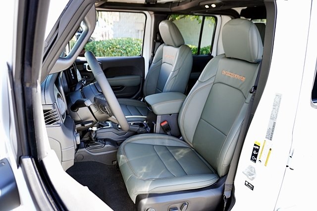 New 2025 Bright White Clear-Coat Exterior Paint Jeep Mojave image 21