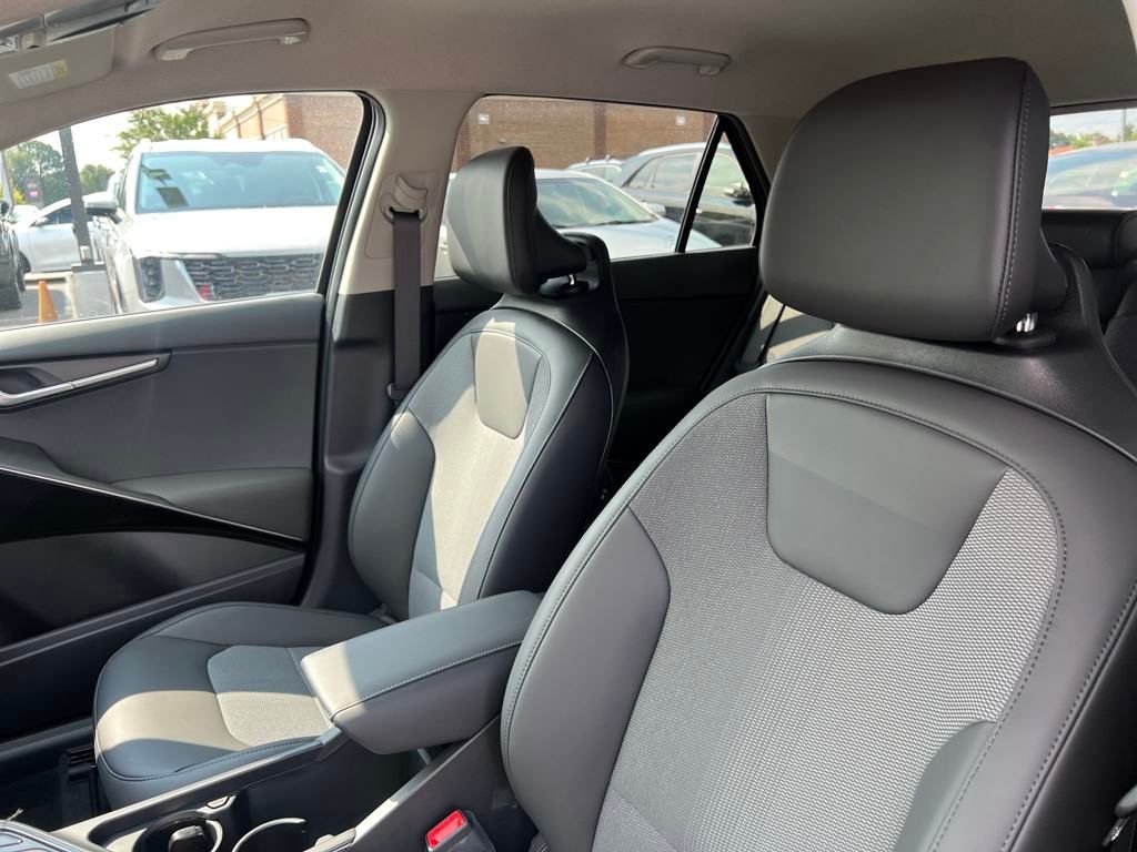 2025 Kia Niro EX photo 12