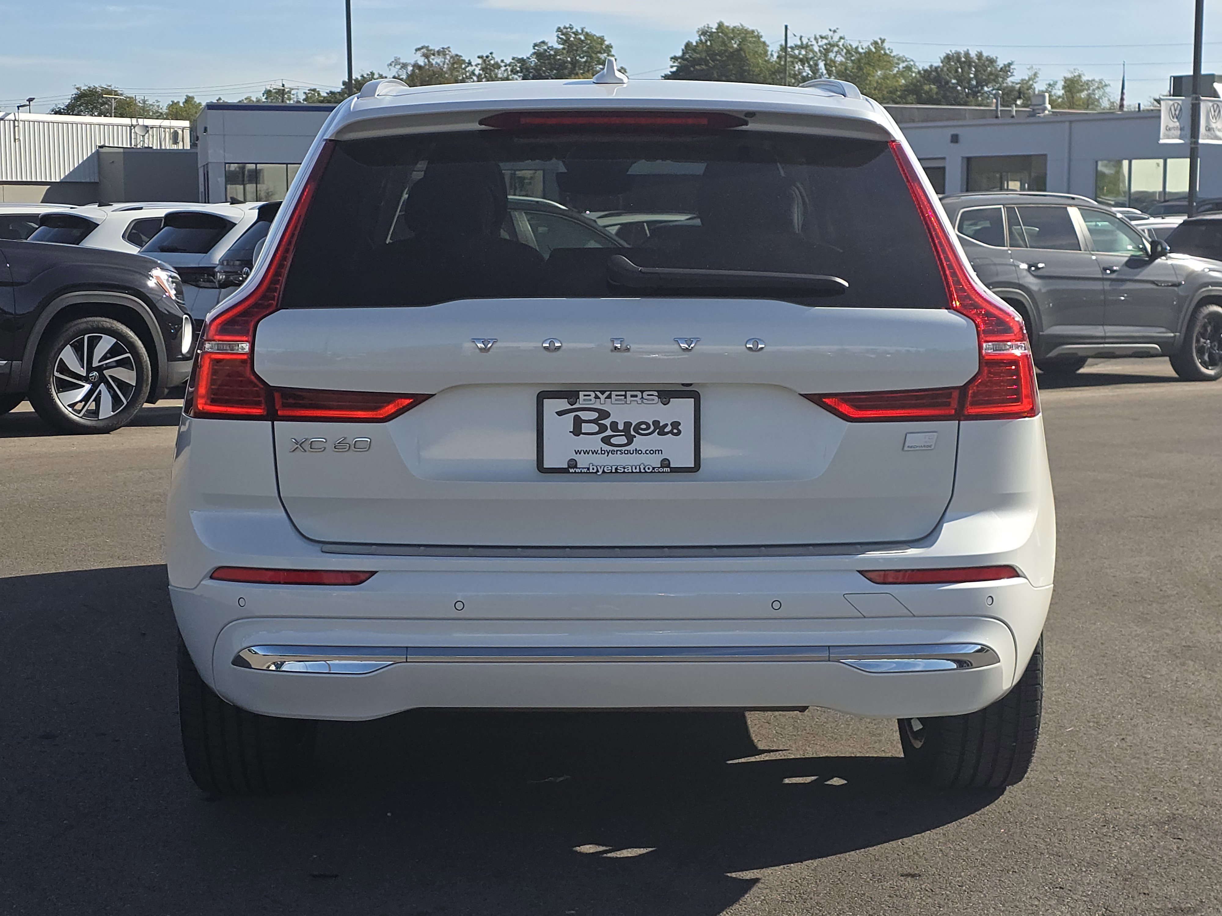 2022 Volvo XC60 Recharge Hybrid Inscription photo 2