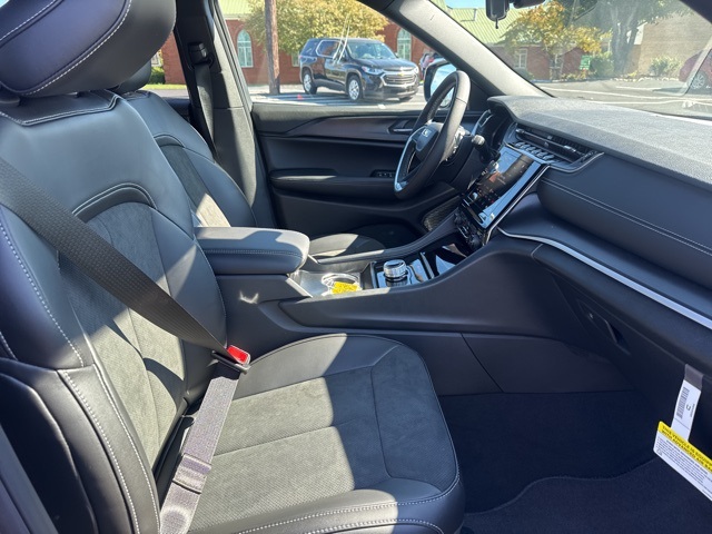 2025 Jeep Grand Cherokee Laredo X Altitude photo 10