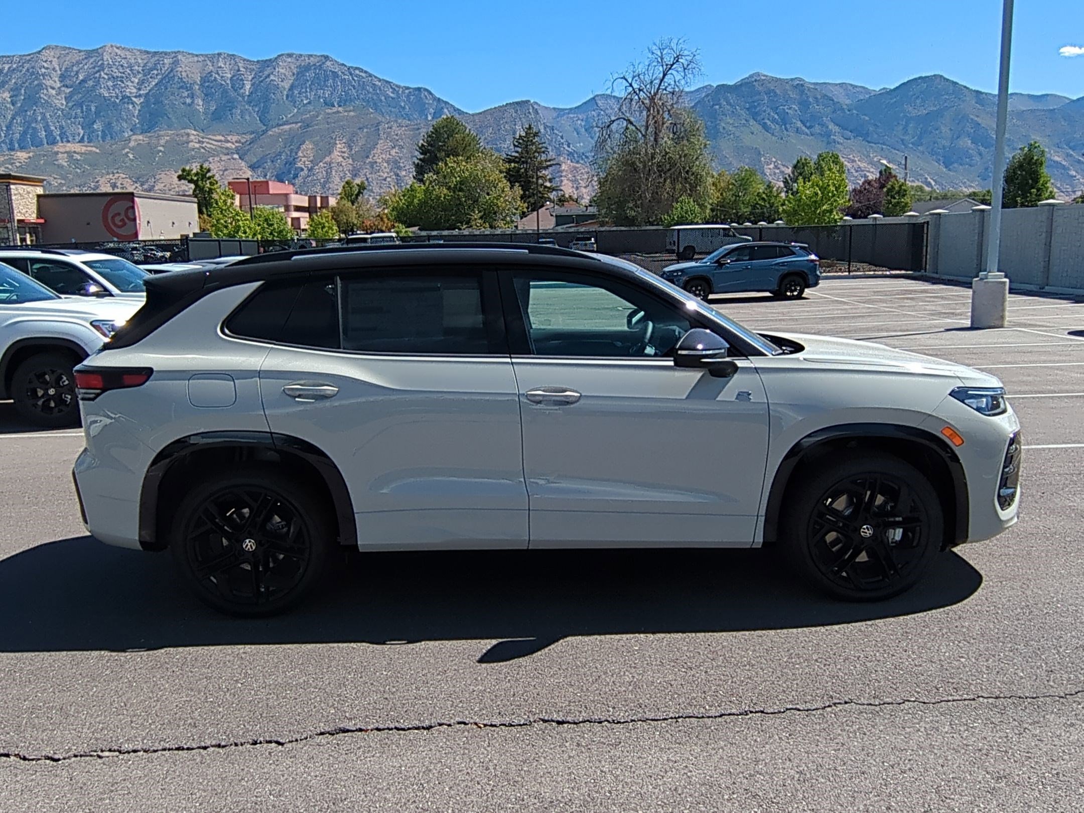 2025 Volkswagen Tiguan SE R-Line Black photo 2