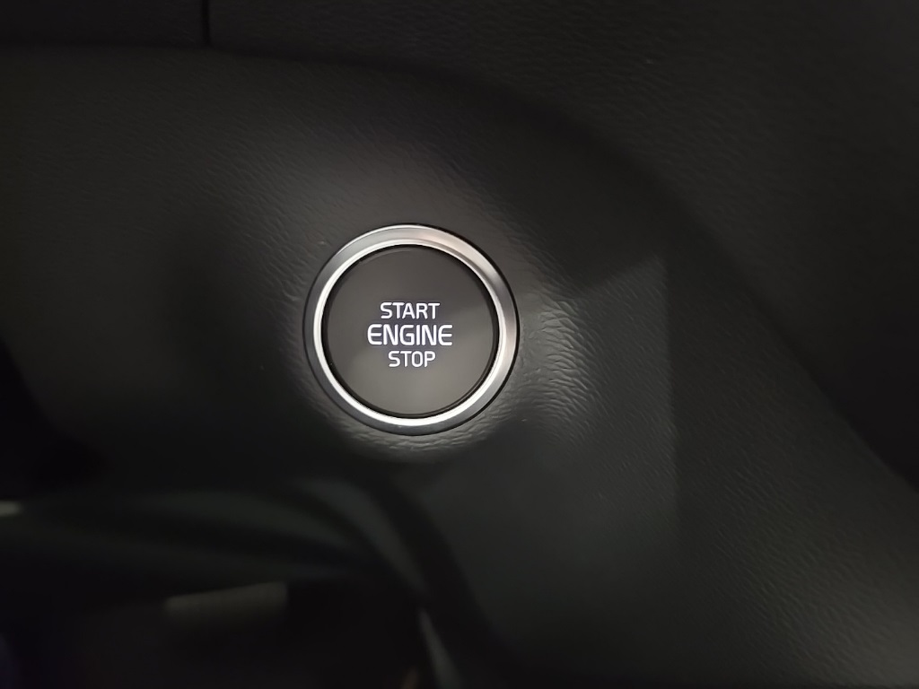 2025 Volvo XC40 Core photo 16