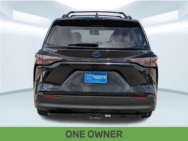 2025 Toyota Sienna Woodland Edition photo 4