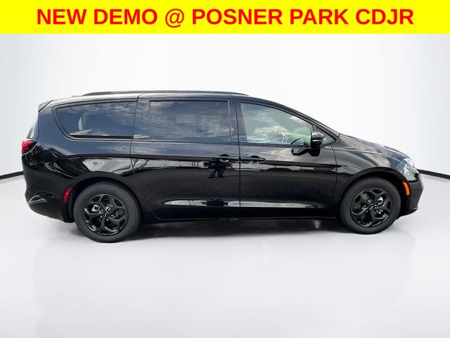 2025 Chrysler Pacifica Hybrid S Appearance photo 4