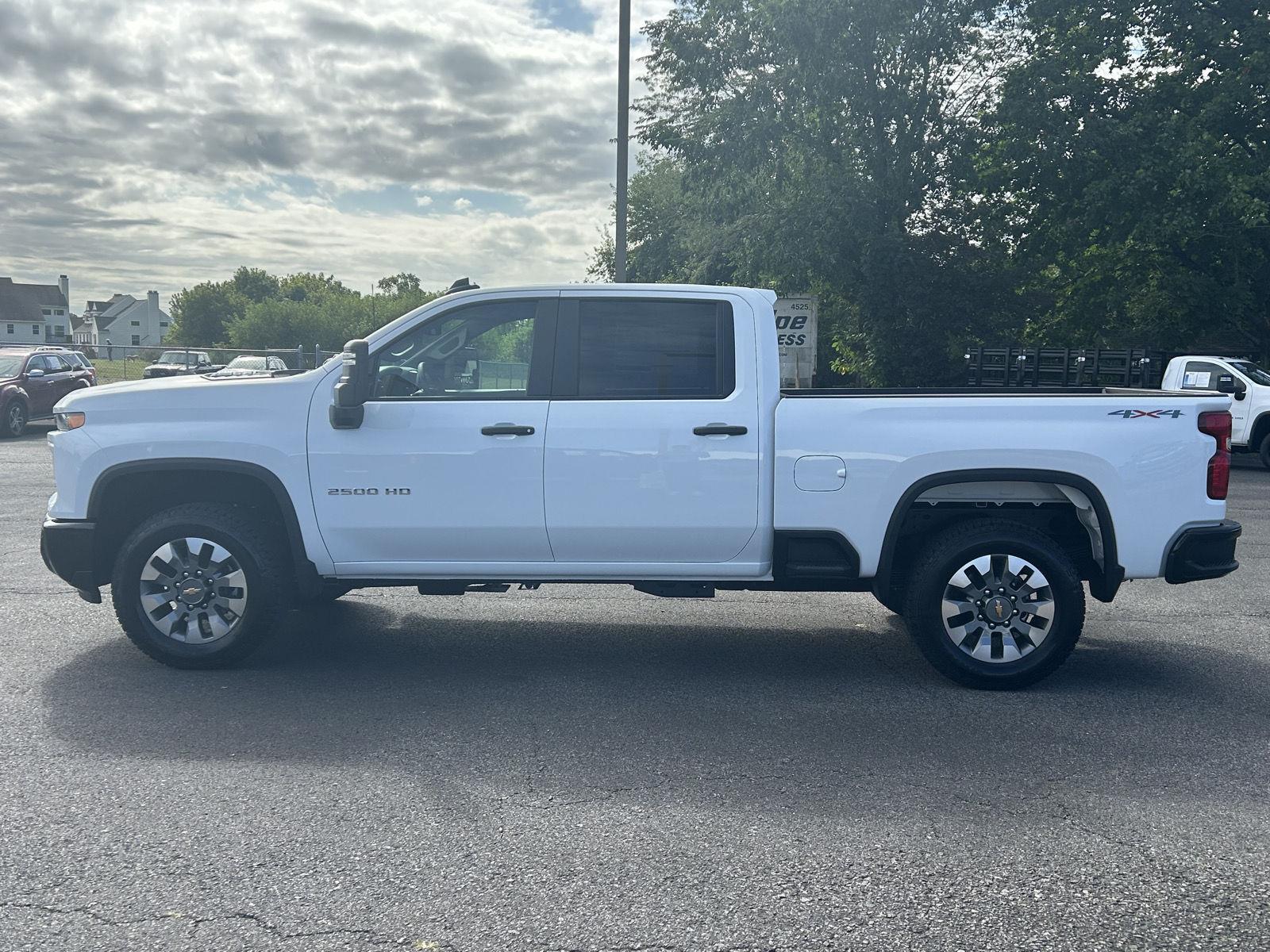 2025 Chevrolet Silverado 2500HD Custom photo 3