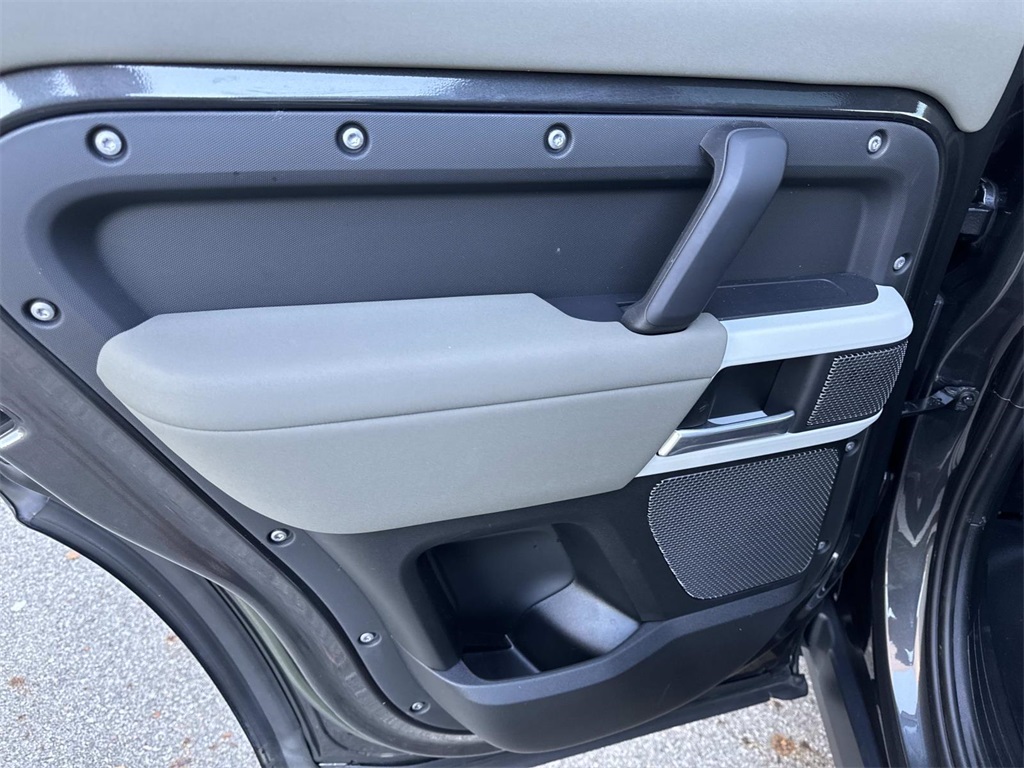 2023 Land Rover Defender 110 S photo 12
