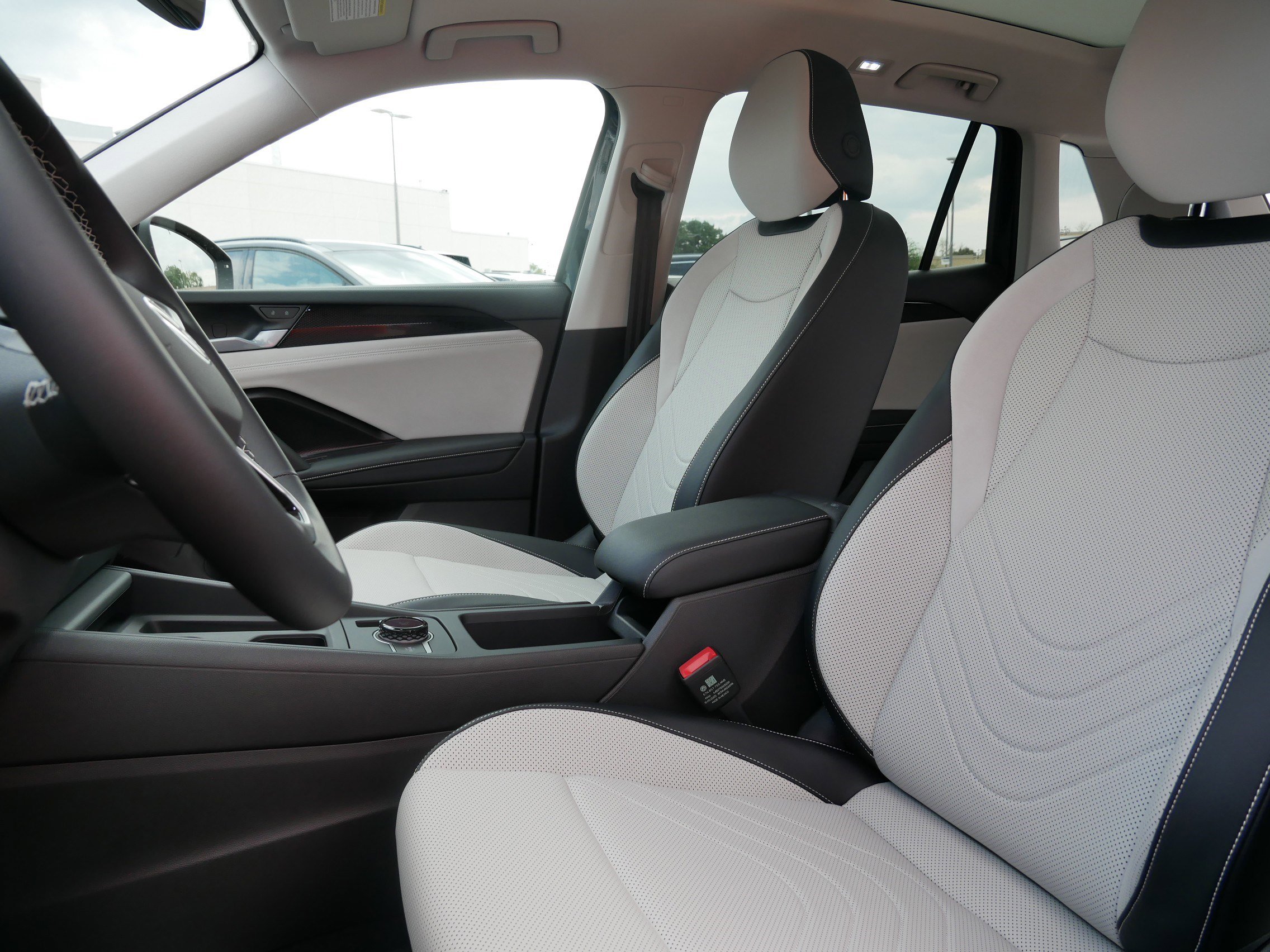 2025 Volkswagen Tiguan SE photo 3