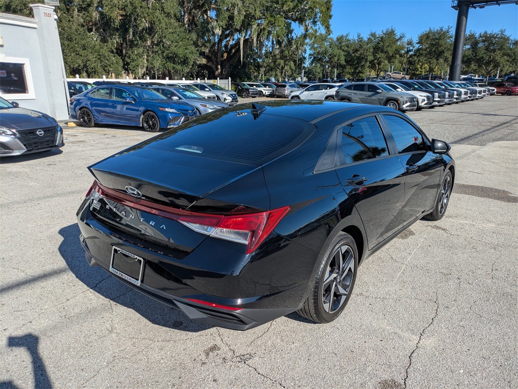 2023 Hyundai Elantra SEL photo 3