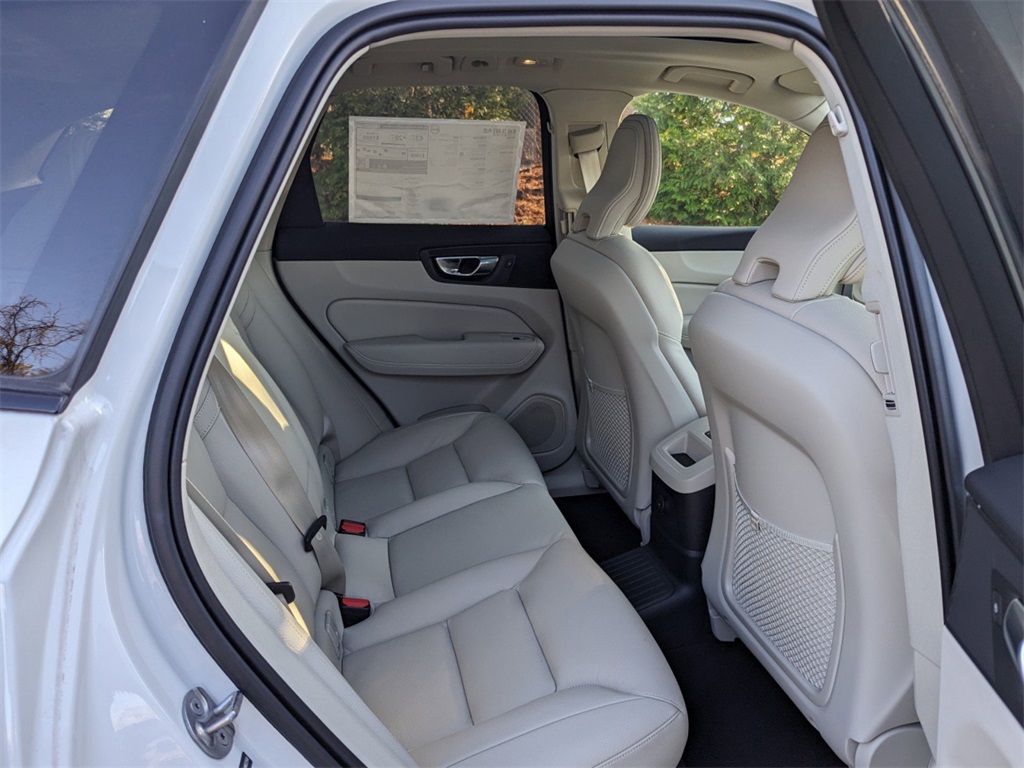 2025 Volvo XC60 T8 Plus photo 4