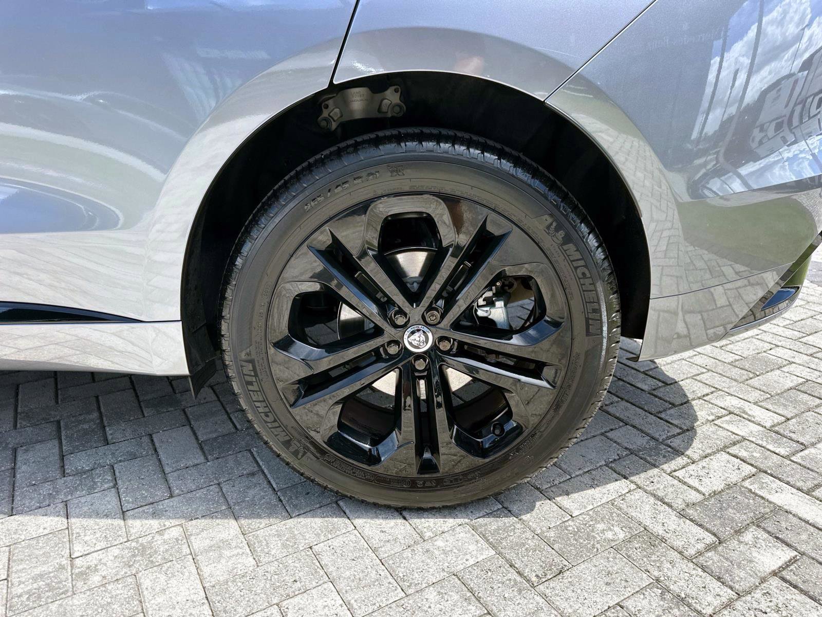 2024 Jaguar F-PACE P400 R-Dynamic S photo 11